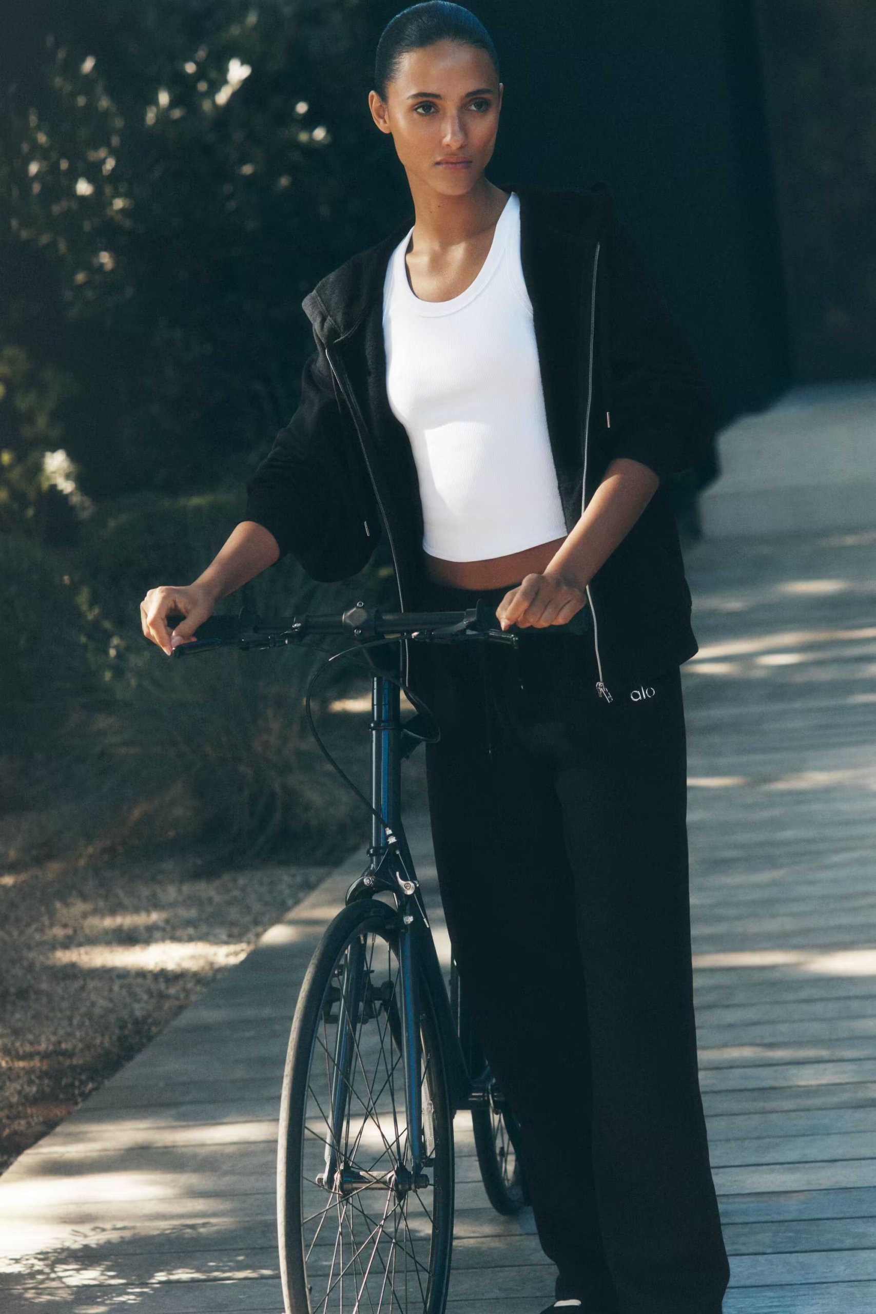 Alo Yoga Accolade Straight Leg Sweatpant - Black